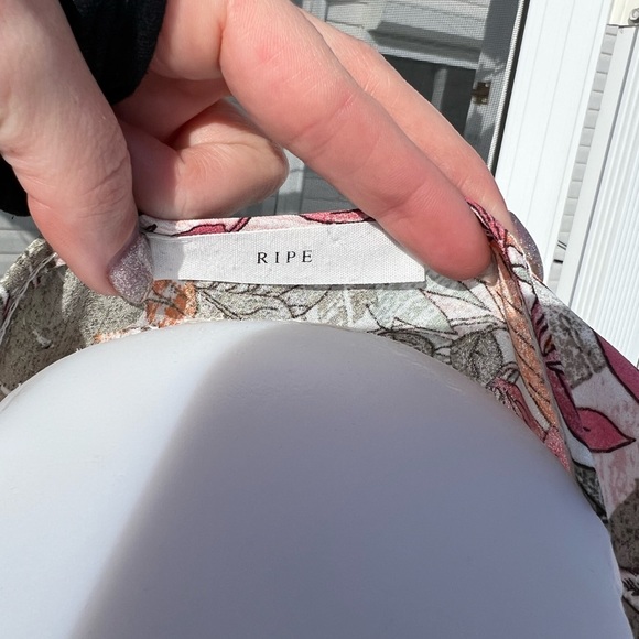 Floral Sleeveless Blouse - Picture 3 of 3